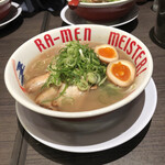 希望軒 - オーソドックスなとんこつラーメンです！半熟味玉入りで880円。