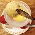 マリベル 京都本店 - お好きなジェラート2種盛り(ピスタチオ&バニラ)、真上から！