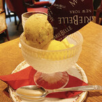 マリベル - お好きなジェラート2種盛り(ピスタチオ&バニラ)、別角度から！