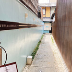 マリベル - お店はこの路の奥にあります！
