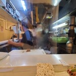 桂花ラーメン - 厨房が狭い