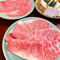 人形町今半 本店 - (手前）極上 11,000円 （奥）特上 8,250円