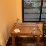 OSTERIA SELVAGGINA - 1人用のテーブル、嬉しい。実は自家製、テーブルも！