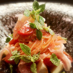 名前のないイタリア料理店 - パルマ産生ハム、モッツァレラ、トマトのカッペリーニ