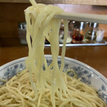 板橋大勝軒なりたや  - 麺リフト。細身ながらコシがある啜りやすい麺。スープの持ち上げは悪いので「啜っては飲む」と言う技が必要になる。