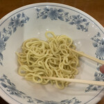 板橋大勝軒なりたや  - あと２啜りほど。この大きさの丼にパンパン入っていた麺。