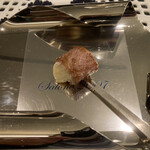 SALONE 2007 - A5サーロインのスピエディーノ、黒毛和牛サーロインでトリュフの香りのジャガイモを巻きこむSALONE2007定番のアミューズ