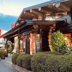 羅生門 - 夜になると店頭のトーチに火が灯ります。