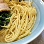 Shintonkotsu Daigaku - 麺は少し細めの中太ストレート。