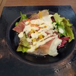 ビュッフェ＆カフェレストラン ナイト＆デイ - 生ハムのシーザーサラダ。生ハム美味しい♪