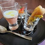 ビュッフェ＆カフェレストラン ナイト＆デイ - 全員に提供される前菜の盛合せ。食感が楽しい。