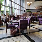 ビュッフェ＆カフェレストラン ナイト＆デイ - 窓際は1人か2人席。席の間隔は十分空いています。