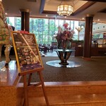 ビュッフェ＆カフェレストラン ナイト＆デイ - ﾎﾃﾙ阪急ｲﾝﾀｰﾅｼｮﾅﾙの1階にあります。受付で予約名と人数を伝えます。