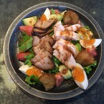 サンチャ フカミ - 自家製ベーコンと阿波尾鶏のチキンブレストサラダ