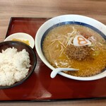 ８番らーめん - 担々麺と小ライス
