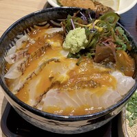 和食日和 おさけと 日本橋 - 宇和島流鯛めしはこんな塩梅です♪
                    ご飯と鯛の量的なバランスが良かったです。
                    甘いタレに卵の黄身のとろみが合わさるコク旨ダレ、鯛とご飯と海藻の粘りが合体していいじゃないですか、美味しいですね♪