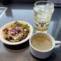 国産熟成焼肉 肉バル ドウラクコリーダ ランドマーク店 - セットのサラダとスープにハイボール追加です。