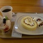 カフェエスト - ロールケーキセットとパフェ、計１１００円。