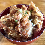 翔鶴 - ランチセットの唐揚げ丼。
            器は小さいけど、なかなかのボリュームあり。
            カラっと揚がっています。