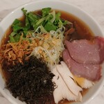 みなとや - 絶品冷やしラーメン、揚げ麺のトッピング