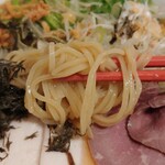 みなとや - スープが絡んでツルッツルの麺、旨し