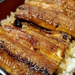 うなぎの魚伊 - うなぎは関西風の地焼きで表面はパリっと、中はふっくら。