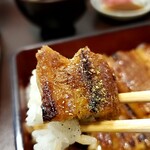 うなぎの魚伊 - 少し山椒をかけて・・・