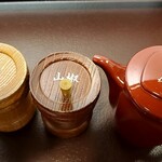 うなぎの魚伊 - 一味、山椒、鰻のたれはセルフで