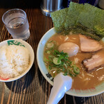 Yokohamaiekeimotomachiya - ラーメン、半熟煮玉子、半ライス