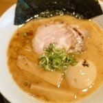 鯛骨らぁ麺 あぐら - 醤油ラーメン全部のせのアップ