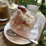 メゾン・モンマルトル - かき氷　苺ハーフに親父のために、 練乳をプラスです。