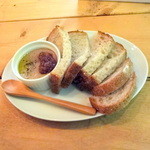 カスレ - 自家製レバーパテにバゲットを添えて 620円