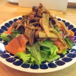 カスレ - スモークサーモンとキノコのソテーのサラダ仕立て 720円