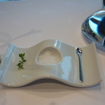 カーブが素敵なお皿です♪