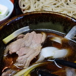 尾張屋 - 鴨肉と汁のアップ