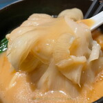 自由が丘 蔭山樓 - ラーメン丼いっぱいに拡がるフカヒレ姿煮（これで中サイズ！）