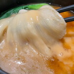 自由が丘 蔭山樓 - フカヒレ姿煮そば（中） のフカヒレ姿煮，とろみ，醤油スープが3階層になっています♪