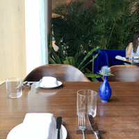 The Blue Room - 窓際の席