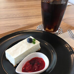 マークスカフェ - レアチーズケーキ¥500(税込)とアイスコーヒー¥500(税込)