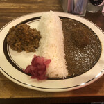 CURRY SHOP くじら - 2種盛り（牛キーマカレー・ポークビンダルカレー）