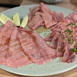 焼肉 牛猿 - タン盛り合わせ