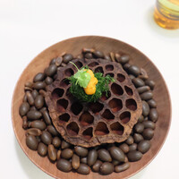 Installation Table ENSO L'asymetrie du calme - 雲丹、加賀蓮根、海老すり身、大葉の衣