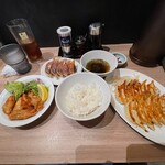 Ishimatsu Gyouza - 石松餃子 10個定食＋桜海老餃子＋鳥皮餃子＋黒烏龍茶