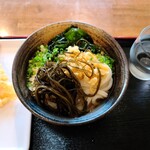 Mitsubishi Materiaru Naoshima Seikyou Udon - うどんのトッピングは、ワカメ以外は無料です