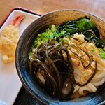 Mitsubishi Materiaru Naoshima Seikyou Udon - 茎ワカメのような歯応えで、甘めの醤油味で煮た昆布が美味しくて、トッピングお代わりしました。さりげなく美味しい讃岐うどんでした