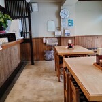 Mitsubishi Materiaru Naoshima Seikyou Udon - 静かな店内で、ツルツル。盛り付けは店員さんがしてくれるハーフセルフのお店です