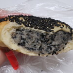 パン工房 ブランジェリーケン - ・「黒ゴマクリームパン(¥200)」の断面。