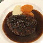 洋食屋 綺・Luck - メイン料理、ハンバーグ、➡中はジューシーで美味しい。