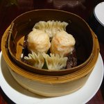 萬珍樓 - 彩り点心（海鮮海老シュウマイ・ふかひれ蒸し餃子）