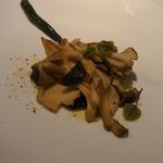 天然茸と和牛タン　よもぎのソース